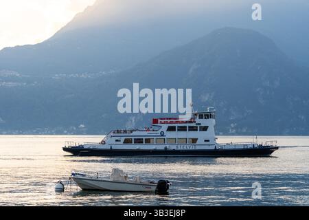 Varenna, Italie - 01.08.2023 : Stelvio Ferry croisière près de Varenna, lac de Côme, Italie Banque D'Images