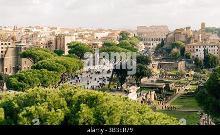 Rome, Italie - 09.12.2022 : vue panoramique sur les ruines romaines antiques et le Colisée entourés d'une végétation luxuriante, vue au Colisée Banque D'Images