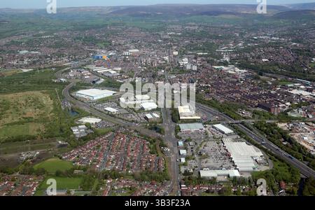 Vue aérienne d'Ashton-under-Lyne, Manchester, cette vue de l'ouest vers l'est à travers la sortie 23 de l'autoroute M60 Banque D'Images
