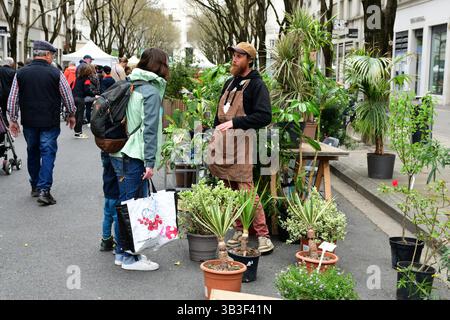 Villeurbanne, France. 13 avril 2025. Exposant de la société phytosanitaire vu au festival Côté jardins sur l'avenue Henri-Barbusse. (Photo de Romain Doucelin/SOPA images/SIPA USA) crédit : SIPA USA/Alamy Live News Banque D'Images