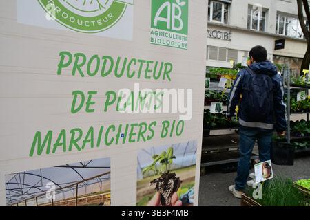 Villeurbanne, France. 13 avril 2025. Affiche de producteur de plantes maraîchères bio vue lors du festival Côté jardins sur l'avenue Henri-Barbusse. (Photo de Romain Doucelin/SOPA images/SIPA USA) crédit : SIPA USA/Alamy Live News Banque D'Images