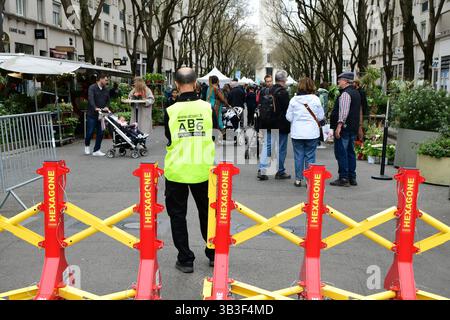 Villeurbanne, France. 13 avril 2025. Un agent de sécurité privé AB6 vu au grand marché des plantes au festival Côté jardins sur l'avenue Henri-Barbusse. (Photo de Romain Doucelin/SOPA images/SIPA USA) crédit : SIPA USA/Alamy Live News Banque D'Images