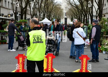 Villeurbanne, France. 13 avril 2025. Un agent de sécurité privé AB6 vu au grand marché des plantes au festival Côté jardins sur l'avenue Henri-Barbusse. (Photo de Romain Doucelin/SOPA images/SIPA USA) crédit : SIPA USA/Alamy Live News Banque D'Images