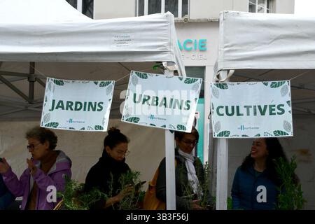 Villeurbanne, France. 13 avril 2025. Stand de jardin urbain vu lors du festival Côté jardins sur l'avenue Henri-Barbusse. (Photo de Romain Doucelin/SOPA images/SIPA USA) crédit : SIPA USA/Alamy Live News Banque D'Images