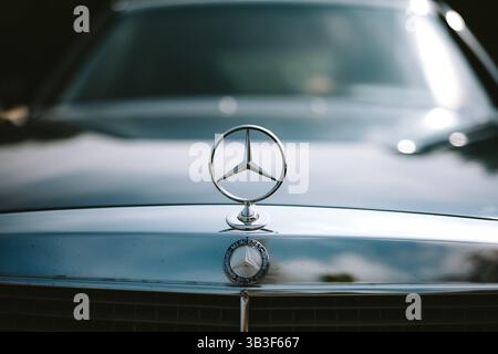 27-04-2025 Zurich, Suisse. Emblème Mercedes-Benz en métal étoilé sur le capot ou le capot de la voiture CA. Gros plan, faible profondeur de champ, personne. Banque D'Images