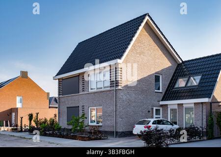 Une belle maison moderne avec un design élégant se trouve dans une banlieue tranquille aux pays-Bas Banque D'Images