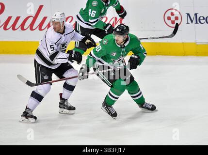 30 janvier 2018 : le centre des Stars de Dallas Jason Spezza (90) combat le défenseur des Kings de Los Angeles Christian Folin (5) lors d'un match de la LNH entre les Kings de Los Angeles et les Stars de Dallas au American Airlines Center à Dallas, Texas. Manny Flores/Cal Sport Media Banque D'Images