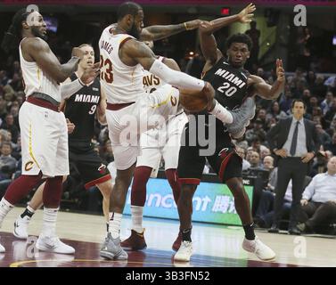 31 janvier 2018 - Richfield, OH, USA - Jae Crowder des cavaliers de Cleveland, à gauche, réagit alors que son coéquipier LeBron James (23 ans) prend un rebond loin de Justise Winslow des Heat de Miami dans le deuxième quart-temps à Quicken Loans Arena de Cleveland le mercredi 31 janvier 2018. (Crédit image : © Mike Cardew/TNS via ZUMA Wire) Banque D'Images