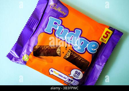 Londres, Royaume-Uni, avril 29 2025, Cadburys Milk Chocolate Multi Pack Fudge bars Banque D'Images