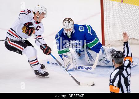 01 février 2018 : le centre des Blackhawks Jonathan Toews (19 ans) tente de marquer contre le gardien des Canucks Jacob Markstrom (25 ans) lors du match de la LNH entre les Blackhawks de Chicago et les Canucks de Vancouver au Rogers Arena de Vancouver, Canada. Dom gagne/CSM(image de crédit : &copy ; Dom gagne/CSM via ZUMA Wire) Banque D'Images