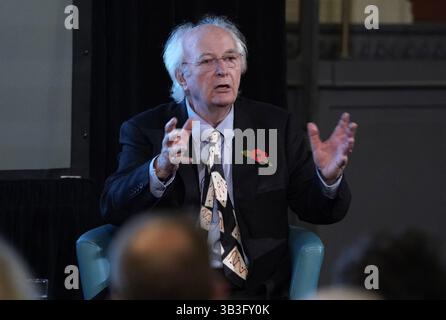 Photo du dossier datée du 09/11/23 de Sir Philip Pullman lors d'un entretien avec le bibliothécaire de Bodley Richard Ovenden (non représenté) avant de recevoir la médaille Bodley au Sheldonian Theatre, Université d'Oxford. L'auteur Sir Philip Pullman a annoncé le volume final de sa série à succès The Book of Dust. Date d'émission : mardi 29 avril 2025. Banque D'Images