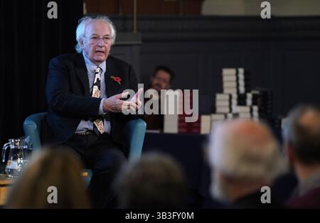 Photo du dossier datée du 09/11/23 de Sir Philip Pullman lors d'un entretien avec le bibliothécaire de Bodley Richard Ovenden (non représenté) avant de recevoir la médaille Bodley au Sheldonian Theatre, Université d'Oxford. L'auteur Sir Philip Pullman a annoncé le volume final de sa série à succès The Book of Dust. Date d'émission : mardi 29 avril 2025. Banque D'Images