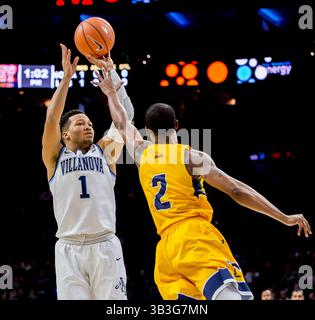 9 mai 2014 - Philadelphie, Pennsylvanie, États-Unis - 10 décembre 2017 : le garde de Villanova Jalen Brunson tire sur le garde de la salle Amar Stukes #2 lors du match entre les Wildcats de Villanova et la salle Explorers au Wells Fargo Center le 10 décembre 2017 à Philadelphie, PA. Villanova a remporté 77-68 Scott Serio/Cal Sport Media(image de crédit : &copy ; Scott Serio/CSM via ZUMA Wire) Banque D'Images
