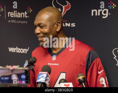 10 décembre 2017 - Houston, Texas, États-Unis - Hakeem Olajuwon ''The Dream'' avant le match de saison régulière de la NFL entre les Texans de Houston et les 49ers de San Francisco au stade NRG de Houston, Texas les 49ers ont battu les Texans (crédit image : © Maria Lysaker via ZUMA Wire) Banque D'Images