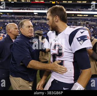 18 octobre 2015 - Indianapolis, Indianapolis, États-Unis - Bill Belichick, entraîneur-chef des Patriots de la Nouvelle-Angleterre, félicite Tom Brady (12 ans), quarterback des Patriots de la Nouvelle-Angleterre, après le match au Lucas Oil Stadium dimanche soir, 18 octobre 2015 à Indianapolis, Ind (crédit image : © Sam riche/TNS via ZUMA Wire) Banque D'Images