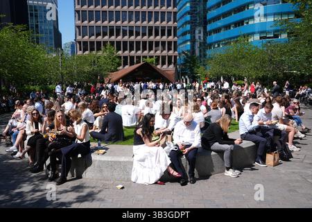 Les gens apprécient le soleil à Aldgate Square, Londres alors que le temps chaud continue à travers le pays avec des sommets de 25C prévus. Date de la photo : mardi 29 avril 2025. Banque D'Images
