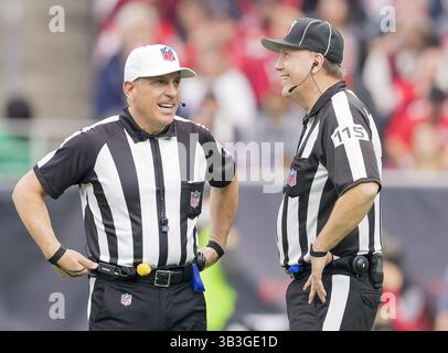 10 décembre 2017 - Houston, Texas, États-Unis - arbitre Tony Michalek (115) lors du match de saison régulière de la NFL entre les Texans de Houston et les 49ers de San Francisco au stade NRG de Houston, Texas les 49ers ont battu les Texans 26-16 (crédit image : © Maria Lysaker via ZUMA Wire) Banque D'Images
