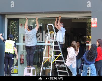 L'Espagne a subi une panne de courant. Des incidents ont été signalés dans des villes de toute l'Espagne et aussi au Portugal. Red Eléctrica précise que plus d’un cinquième de la demande péninsulaire, avec 5 508 MW, provient de la production autonome et de l’interconnexion avec la France. (Photo Mercedes Menendez/Pacific Press) Banque D'Images