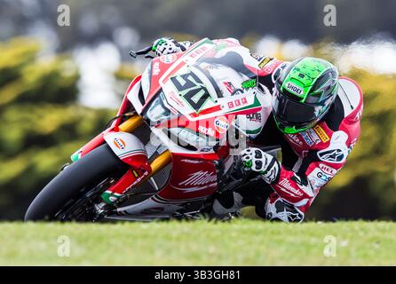 24 février 2018 - Melbourne, Victoria, Australie - le coureur nord-irlandais Eugene Laverty (#50) de Milwaukee Aprilia en action lors de Superpole 2 le jour 2 de la ronde d'ouverture de la saison mondiale de Superbike 2018 sur le circuit de Phillip Island. (Crédit image : © Theo Karanikos via ZUMA Wire) Banque D'Images