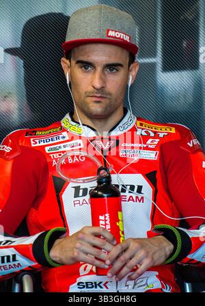 24 février 2018 - Melbourne, Victoria, Australie - le pilote espagnol Xavi Fores (#12) de Barni Racing au garage pendant la deuxième journée de la manche d'ouverture de la saison 2018 du World Superbike sur le circuit de Phillip Island à Phillip Island, en Australie. (Crédit image : © Theo Karanikos via ZUMA Wire) Banque D'Images