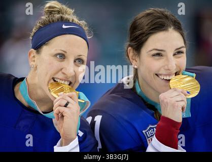22 février 2018 - Pyeongchang, KOR - les joueuses américaines Meghan Duggan, à gauche, et Hilary Knight avec des médailles d'or après avoir battu le Canada au Centre de hockey Gangneung le 22 février 2018, à Pyeongchang, en Corée du Sud, lors des Jeux olympiques d'hiver de Pyeongchang. (Crédit image : © Carlos Gonzalez/TNS via ZUMA Wire) Banque D'Images