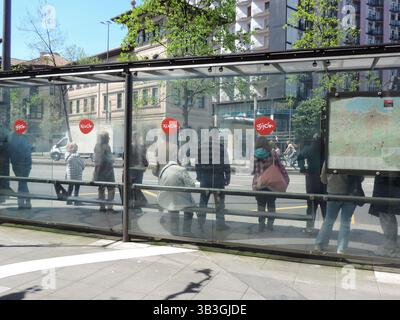 28 avril 2025, Gijon, Asturies, Espagne : L'Espagne a subi une panne de courant. Des incidents ont été signalés dans des villes de toute l'Espagne et aussi au Portugal. Red ElÃ©ctrica précise que plus d’un cinquième de la demande péninsulaire, avec 5 508 MW, provient de la production autonome et de l’interconnexion avec la France. (Crédit image : © Mercedes Menendez/Pacific Press via ZUMA Press Wire) USAGE ÉDITORIAL SEULEMENT ! Non destiné à UN USAGE commercial ! Banque D'Images