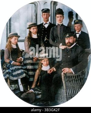 Le Prince et la Princesse de Galles avec leur famille à bord du yacht royal, 19ème siècle (1910). Le futur roi Édouard VII et la reine Alexandra avec leurs enfants le prince Albert Victor, duc de Clarence, le prince George et les princesses Louise, Victoria et Maud. Une photographie de "The Sphere", 14 mai 1910. (Impression colorée en noir et blanc). Banque D'Images