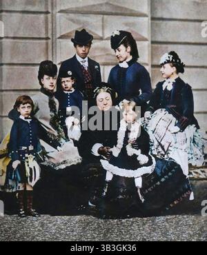 La reine Victoria avec sa belle-fille et ses petits-enfants, c1880 (1935). Extrait de "King Emperor's Jubilee", de F. G. H. Salusbury [Daily Express Publications, Londres, 1935]. (Impression colorée en noir et blanc). Banque D'Images