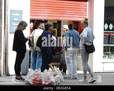 28 avril 2025, Gijon, Asturies, Espagne : L'Espagne a subi une panne de courant. Des incidents ont été signalés dans des villes de toute l'Espagne et aussi au Portugal. Red ElÃ©ctrica précise que plus d’un cinquième de la demande péninsulaire, avec 5 508 MW, provient de la production autonome et de l’interconnexion avec la France. (Crédit image : © Mercedes Menendez/Pacific Press via ZUMA Press Wire) USAGE ÉDITORIAL SEULEMENT ! Non destiné à UN USAGE commercial ! Banque D'Images