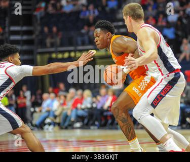 24 février 2018 ; Oxford, MS, États-Unis ; L'attaquant du Tennessee, l'amiral Schofield (5), se dirige vers le cerceau contre la défense d'Ole' Miss. Les volontaires ont battu les Ole' Miss Rebels, 73-65, au Pavilion d'Ole' Miss. Kevin Lanlgey/CSM(image de crédit : &copy ; Kevin Lanlgey/CSM via ZUMA Wire) Banque D'Images