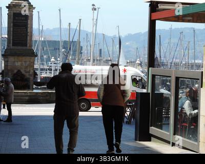 28 avril 2025, Gijon, Asturies, Espagne : L'Espagne a subi une panne de courant. Des incidents ont été signalés dans des villes de toute l'Espagne et aussi au Portugal. Red ElÃ©ctrica précise que plus d’un cinquième de la demande péninsulaire, avec 5 508 MW, provient de la production autonome et de l’interconnexion avec la France. (Crédit image : © Mercedes Menendez/Pacific Press via ZUMA Press Wire) USAGE ÉDITORIAL SEULEMENT ! Non destiné à UN USAGE commercial ! Banque D'Images