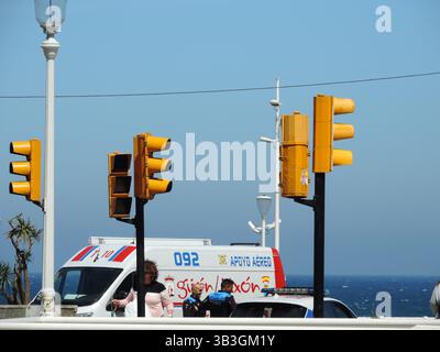 28 avril 2025, Gijon, Asturies, Espagne : L'Espagne a subi une panne de courant. Des incidents ont été signalés dans des villes de toute l'Espagne et aussi au Portugal. Red ElÃ©ctrica précise que plus d’un cinquième de la demande péninsulaire, avec 5 508 MW, provient de la production autonome et de l’interconnexion avec la France. (Crédit image : © Mercedes Menendez/Pacific Press via ZUMA Press Wire) USAGE ÉDITORIAL SEULEMENT ! Non destiné à UN USAGE commercial ! Banque D'Images