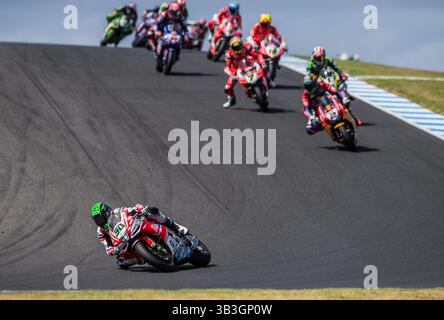 25 février 2018 - Melbourne, Victoria, Australie - le coureur nord-irlandais Eugene Laverty (#50) de Milwaukee Aprilia est en tête de la deuxième course le jour 3 de la ronde d'ouverture de la saison 2018 du World Superbike sur le circuit de Phillip Island à Phillip Island, en Australie. (Crédit image : © Theo Karanikos via ZUMA Wire) Banque D'Images