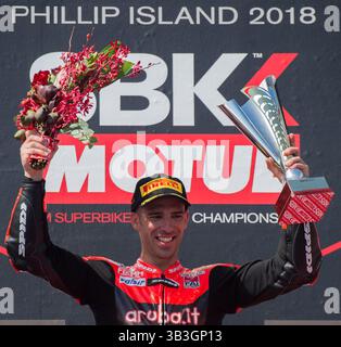 25 février 2018 - Melbourne, Victoria, Australie - le pilote italien Marco Melandri (#33) de Aruba.it Racing - Ducati célèbre après avoir remporté la deuxième course le jour 3 de la ronde d'ouverture de la saison mondiale de Superbike 2018 sur le circuit de Phillip Island à Phillip Island, en Australie. (Crédit image : © Theo Karanikos via ZUMA Wire) Banque D'Images