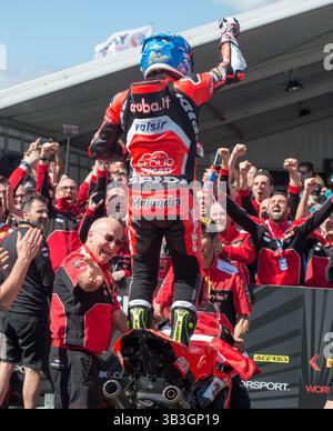 25 février 2018 - Melbourne, Victoria, Australie - le pilote italien Marco Melandri (#33) de Aruba.it Racing - Ducati célèbre après avoir remporté la deuxième course le jour 3 de la ronde d'ouverture de la saison mondiale de Superbike 2018 sur le circuit de Phillip Island à Phillip Island, en Australie. (Crédit image : © Theo Karanikos via ZUMA Wire) Banque D'Images