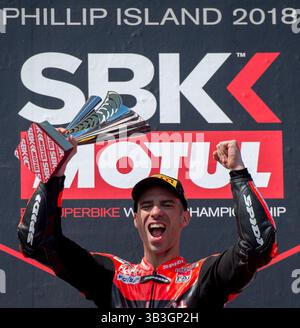 25 février 2018 - Melbourne, Victoria, Australie - le pilote italien Marco Melandri (#33) de Aruba.it Racing - Ducati célèbre après avoir remporté la deuxième course le jour 3 de la ronde d'ouverture de la saison mondiale de Superbike 2018 sur le circuit de Phillip Island à Phillip Island, en Australie. (Crédit image : © Theo Karanikos via ZUMA Wire) Banque D'Images