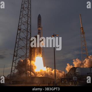 Une belle heure dorée de décollage au coucher du soleil pour le cheval de travail ULA Atlas V transportant les premiers satellites Internet à large bande Kuiper 1 mission en orbite depuis Cape Canaveral Brevard County Florida USA (photo par Scott Schilke/SipaUSA) Banque D'Images