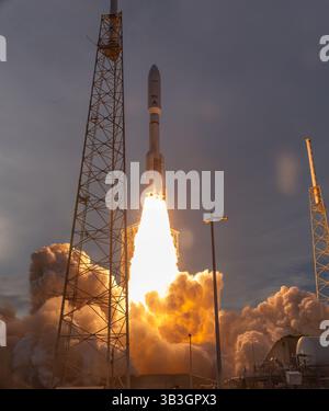 Une belle heure dorée de décollage au coucher du soleil pour le cheval de travail ULA Atlas V transportant les premiers satellites Internet à large bande Kuiper 1 mission en orbite depuis Cape Canaveral Brevard County Florida USA (photo par Scott Schilke/SipaUSA) Banque D'Images