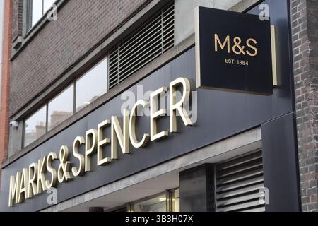 Photo du dossier datée du 08/01/25 d'un magasin Marks and Spencer sur Oxford Street à Londres. Marks and Spencer a demandé au personnel de l'agence sur un site logistique clé de rester à la maison alors que la perturbation suite à une cyberattaque contre le détaillant est entrée dans une deuxième semaine. Les actions de la société ont encore baissé lundi matin au milieu des retombées continues. Date d'émission : mardi 29 avril 2025. Banque D'Images