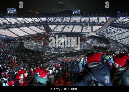 25 février 2018 - Pyeongchang, GANGWON, CORÉE DU SUD - 25 février 2018 - Pyeongchang, Corée du Sud - les athlètes entrent au stade olympique de Pyeongchang lors de la cérémonie de clôture des Jeux olympiques d'hiver en Corée du Sud. (Crédit image : © GMC via ZUMA Wire) Banque D'Images