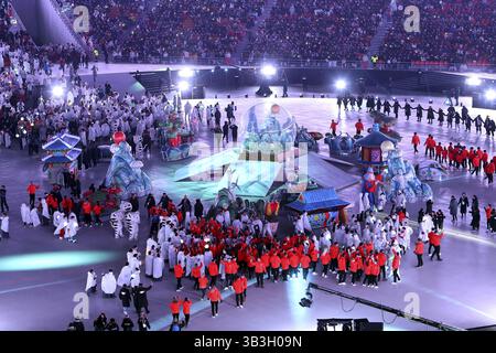 25 février 2018 - Pyeongchang, GANGWON, CORÉE DU SUD - 25 février 2018 - Pyeongchang, Corée du Sud - les athlètes entrent au stade olympique de Pyeongchang lors de la cérémonie de clôture des Jeux olympiques d'hiver en Corée du Sud. (Crédit image : © GMC via ZUMA Wire) Banque D'Images