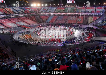 25 février 2018 - Pyeongchang, Gangwon, Corée du Sud - les drapeaux nationaux des pays participants apparaissent alors que les athlètes entrent dans le stade olympique de Pyeongchang lors de la cérémonie de clôture des Jeux olympiques d'hiver en Corée du Sud. (Crédit image : © GMC via ZUMA Wire) Banque D'Images