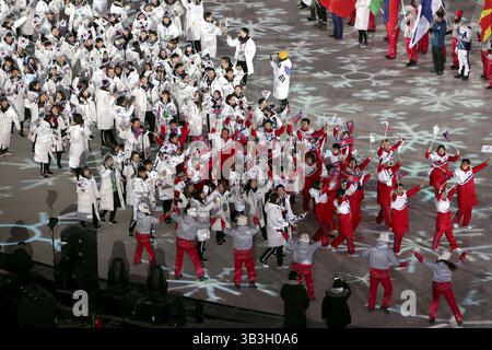 25 février 2018 - Pyeongchang, GANGWON, CORÉE DU SUD - 25 février 2018 - les athlètes de Pyeongchang, Corée du Sud et Corée du Nord entrent au stade olympique de Pyeongchang lors de la cérémonie de clôture des Jeux olympiques d'hiver en Corée du Sud. (Crédit image : © GMC via ZUMA Wire) Banque D'Images
