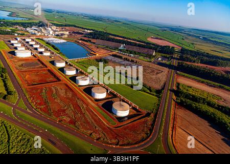 Vue aérienne mettant en évidence la vaste gamme de réservoirs cylindriques de stockage d'éthanol à l'usine d'éthanol et de sucre de São Martinho dans l'État de São Paulo. Banque D'Images