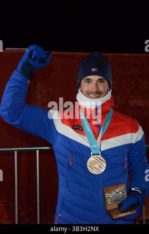 11 février 2018 - Pyeongchang, Corée du Sud - HANS CHRISTER HOLUND, de Norvège, pose avec sa médaille de bronze lors de l'épreuve masculine de ski de fond de 15 km + 15 km aux Jeux olympiques de PyeongChang. (Crédit image : © Christopher Levy via ZUMA Wire) Banque D'Images