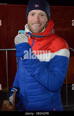 11 février 2018 - Pyeongchang, Corée du Sud - HANS CHRISTER HOLUND, de Norvège, pose avec sa médaille de bronze lors de l'épreuve masculine de ski de fond de 15 km + 15 km aux Jeux olympiques de PyeongChang. (Crédit image : © Christopher Levy via ZUMA Wire) Banque D'Images