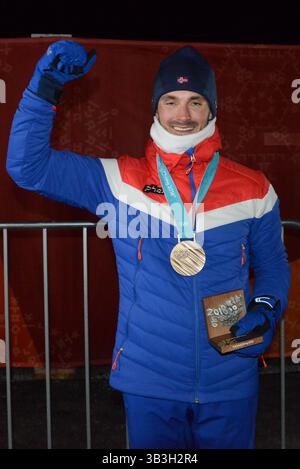 11 février 2018 - Pyeongchang, Corée du Sud - HANS CHRISTER HOLUND, de Norvège, pose avec sa médaille de bronze lors de l'épreuve masculine de ski de fond de 15 km + 15 km aux Jeux olympiques de PyeongChang. (Crédit image : © Christopher Levy via ZUMA Wire) Banque D'Images