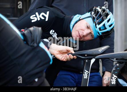 16 décembre 2017 - Alcudia, Îles Baléares, Espagne - CHRIS FROOME, chef de l'équipe cycliste British Sky Team, se prépare avant de commencer son entraînement quotidien dans son camp de pré-saison hivernale sur l'île de Majorque, en Espagne. Actuellement, le cycliste britannique fait l'objet d'une enquête après avoir testé positif dans l'asthme interdit substance salbutamol lors d'un contrôle de dopage dans la Vuelta espagnole. Majorque, Espagne. (Crédit image : © Clara Margais/ZUMA Wire/ZUMAPRESS.com) Banque D'Images