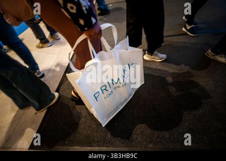 Femme avec un sac Primark à New York le dimanche 27 avril 2025. (© Richard B. Levine) Banque D'Images
