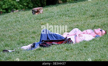 Glasgow, Écosse, Royaume-Uni. 29 avril 2025. Météo britannique : chaud West End dans le parc kelvingrove que les habitants et les touristes apprécient la verdure. Crédit Gerard Ferry/Alamy Live News Banque D'Images